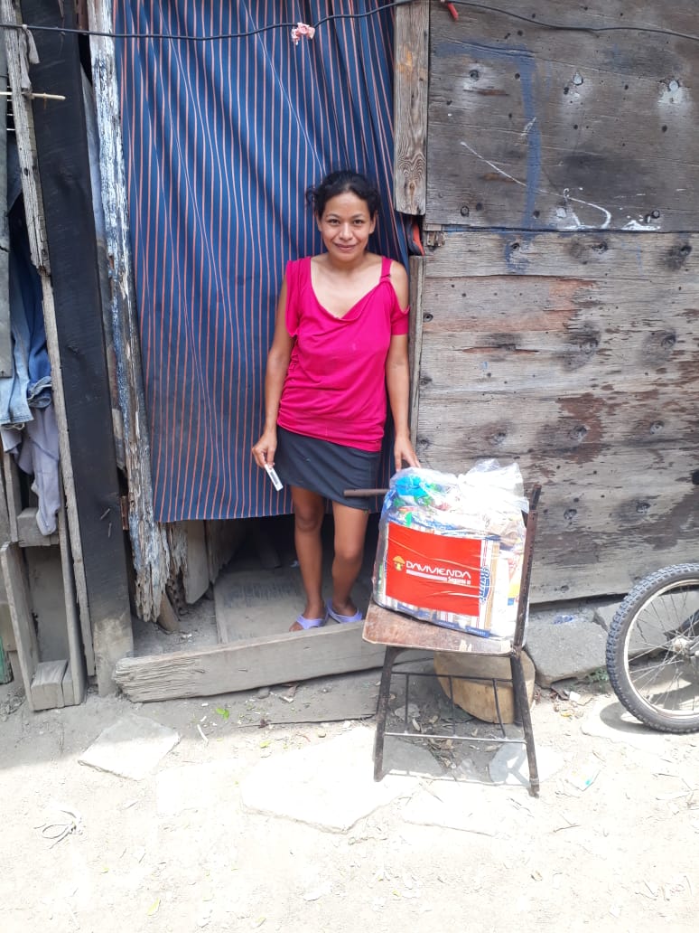 FUNADEH_GENESIS's tweet photo. #solidarida ¡Continúan las entregas de las bolsas de alimentos donadas por Davivienda Honduras en la zona norte! Voluntarios y coordinadora del #CDAJ entregaron estas provisiones a familias de escasos recursos de la colonia Japón en #Choloma muchas gracias @davivienda_hn https://t.co/KVytpRX8od