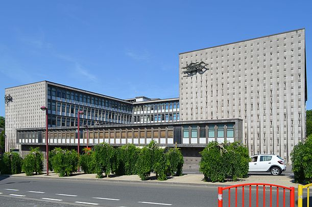 Il n'y a pas de raison qu'on n'invite pas les voisins, le Tribunal de Charleroi carré, Belgique et son cafard contre le truc toujours pas hors eaux depuis la fin de sa construction, le TJ de Bobigny alias Boboche