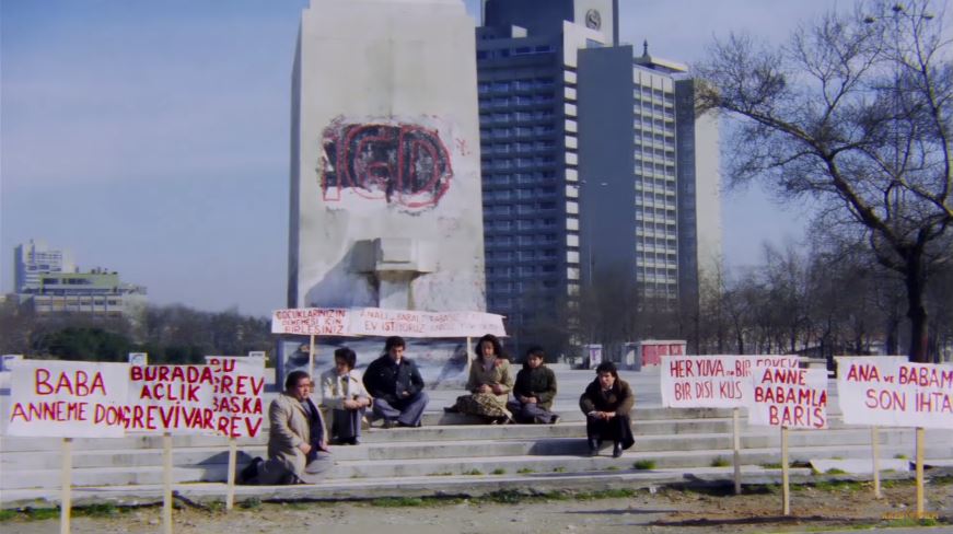 Diğer filmimiz ise 1978 yapımı Neşeli Günler. Anne ve babalarını kavuşturmak isteyen çocuklar Taksim Gezi Parkı merdivenlerinde açlık grevi yapmışlardı. Geçtiğimiz yıllarda Show TV bu sahneyi verirken İlerici Gençlik Derneği'nin kısaltması olan İGD'yi blurlamıştı.