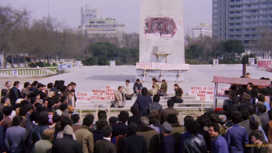 Diğer filmimiz ise 1978 yapımı Neşeli Günler. Anne ve babalarını kavuşturmak isteyen çocuklar Taksim Gezi Parkı merdivenlerinde açlık grevi yapmışlardı. Geçtiğimiz yıllarda Show TV bu sahneyi verirken İlerici Gençlik Derneği'nin kısaltması olan İGD'yi blurlamıştı.