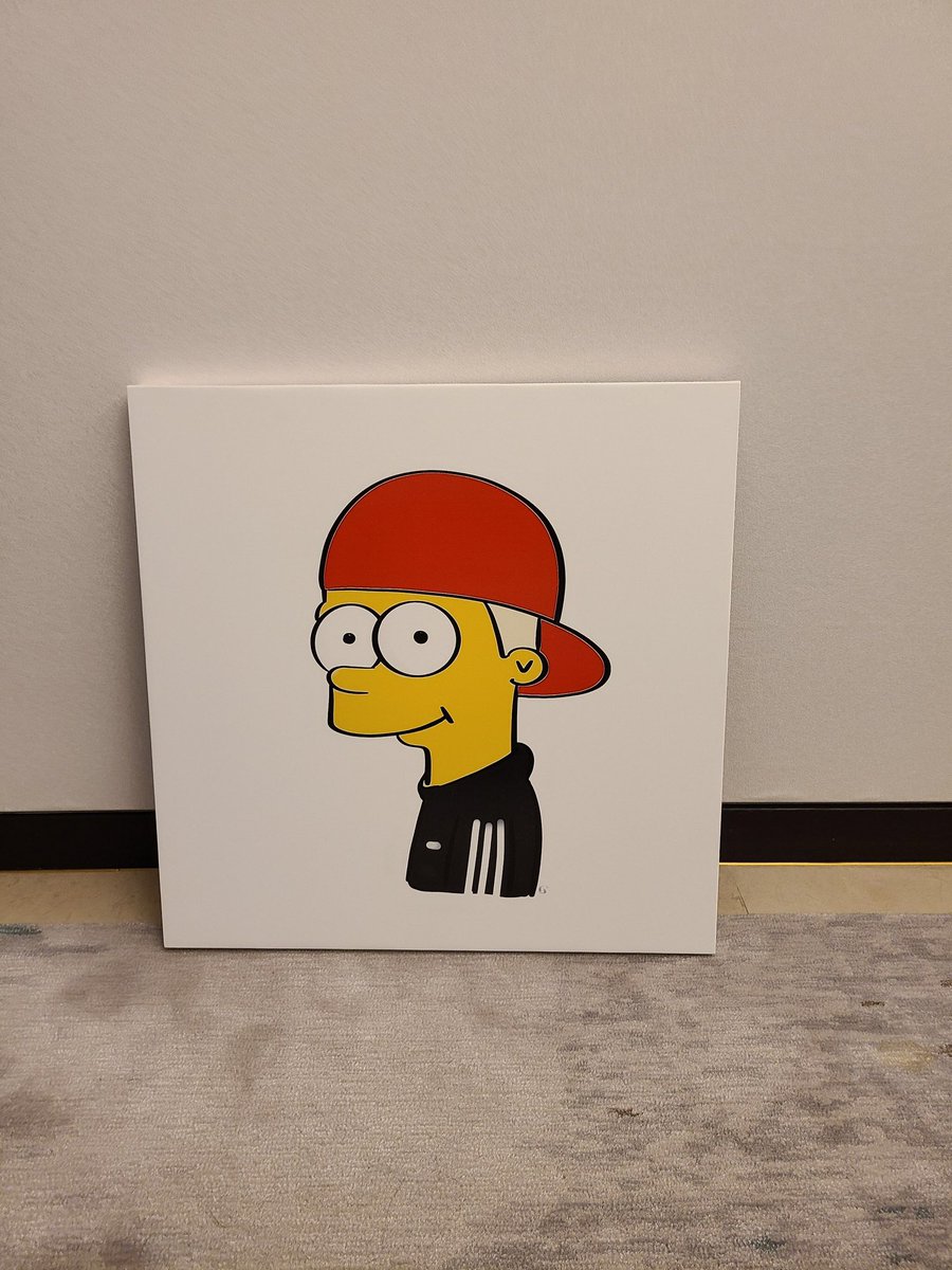 Mi pare d’aver capito che a taehyung piacciano proprio i Simpson, quella volta aveva chiesto agli army di disegnare I bts in versione Simpson sta volta si appende pure il quadretto di lui versione cartone 🥰🥰
