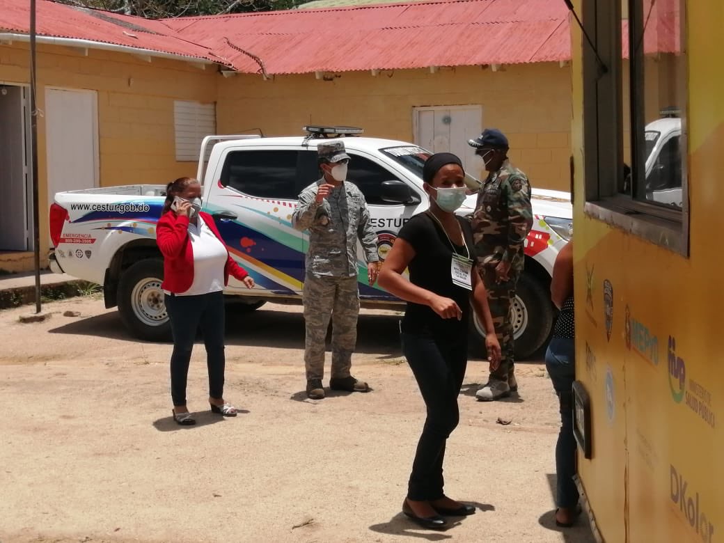 MDefensaRD's tweet photo. Realizó una labor en la comunidad de las Auyamas, Paso Bajito, en la provincia La Vega en operativos de Pruebas rápidas siguiendo la ruta epidemiológica para así evitar propagarse el virus y seguimiento de manera personalizada cuando son positivos.
.
#MIDE
#MideInforma
2/2 https://t.co/kd5l7OaBrv