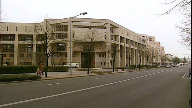 Il est tout neuf, il sent bon le ciment chaud, il est la preuve qu'on peut faire une statue grandeur nature de Godzilla, le TJ de Paris contre la juridiction qui renie tout le passé architectural d'une région en un seul bâtiment, le TJ de Dijon.