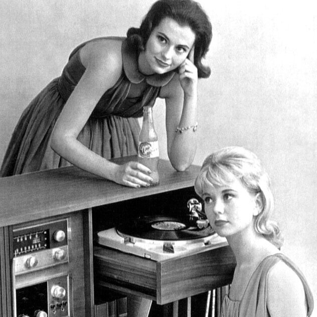 be_yondcontent's tweet photo. Great article from #TomVogt on the resurgence of #vinyl + the experience through a young man's perspective in 2020. 👏 https://t.co/POfQ4YCFap "Vinyl sales increased from $419.2 million to $497.6 million dollars an 18.7% increase." @a2im @MusicBizAssoc  @WhoKnewNash https://t.co/p3RwSZclfj