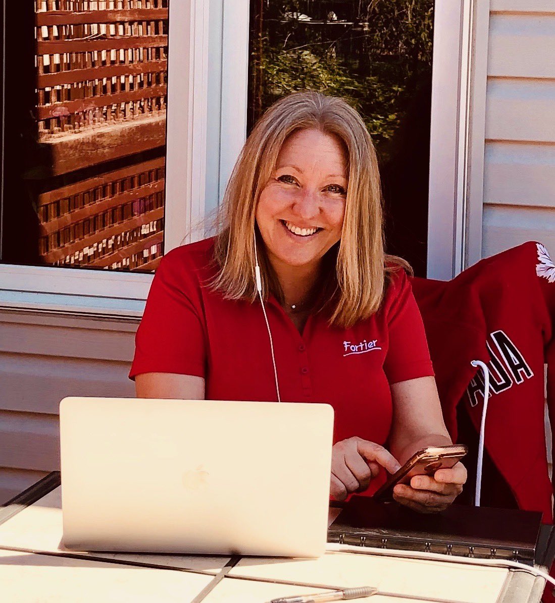 MonaFortier's tweet photo. Great chatting with our amazing #OttawaVanier volunteers before hitting the phones to hear from our neighbours and see how they’re doing. Thanks to @LucilleCollard for taking part! Even when we’re apart, we’re #StrongerTogether. #VirtualLPC #WeekendOfAction https://t.co/260rt2mwQm