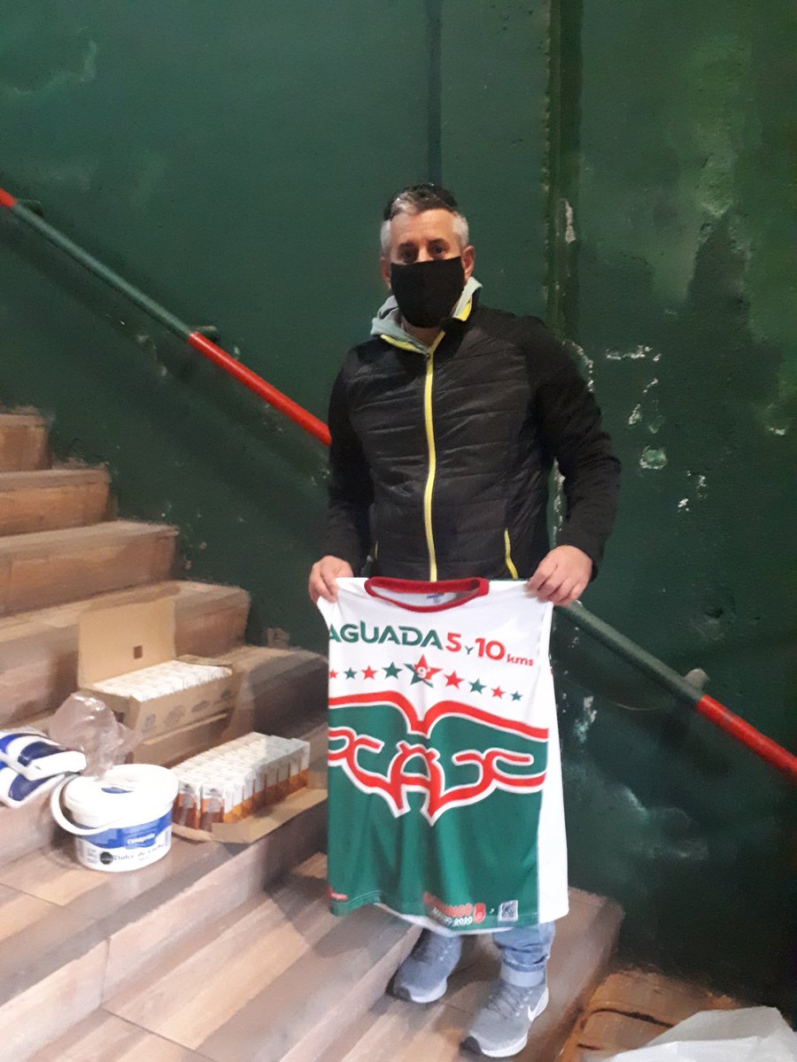MeriendaDe's tweet photo. Gracias Fabián Blanco q se acercó a donar alimentos. Valisísimo aporte a la causa. https://t.co/yxJ1H5mmpF