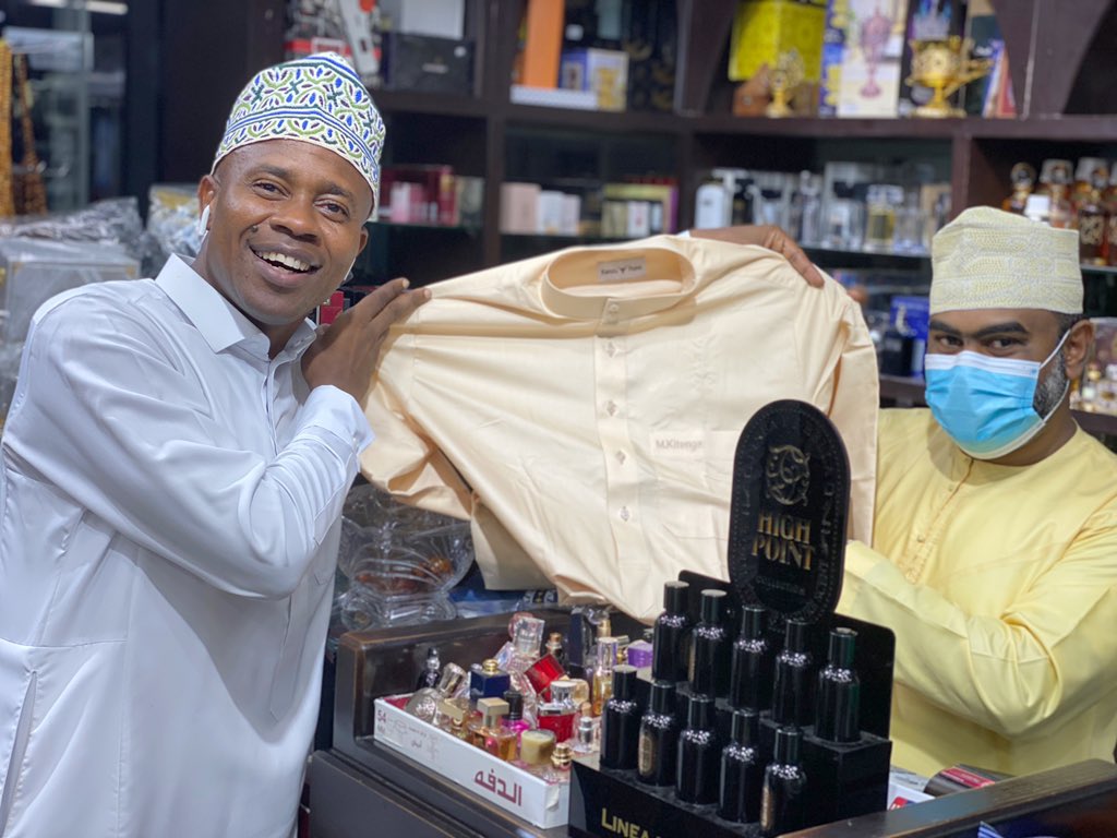 mshambuliaji's tweet photo. Eid Mubarak kutoka @kanzupoint Miye tayari kanzu yangu kwa ajili ya kuswalia Eid hii hapa. Hujachelewa njoo nawe hapa @kanzupoint Eid Mubarak @faizooooo @don_tariq_kp https://t.co/3dDNsvJDCH