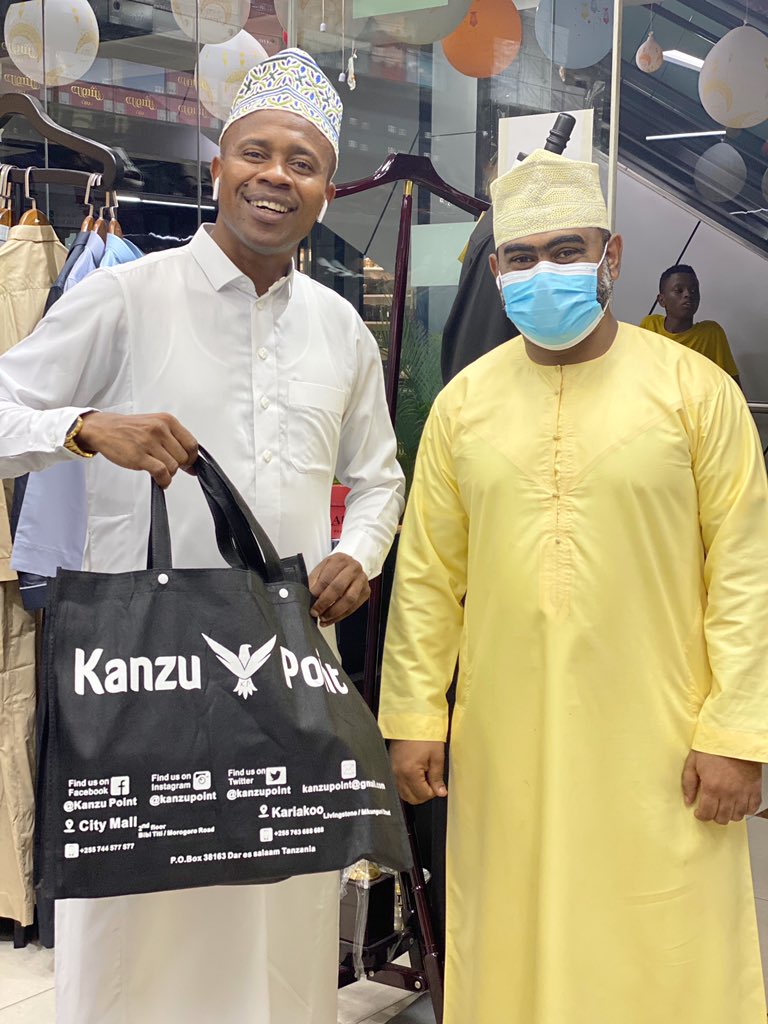 mshambuliaji's tweet photo. Eid Mubarak kutoka @kanzupoint Miye tayari kanzu yangu kwa ajili ya kuswalia Eid hii hapa. Hujachelewa njoo nawe hapa @kanzupoint Eid Mubarak @faizooooo @don_tariq_kp https://t.co/3dDNsvJDCH