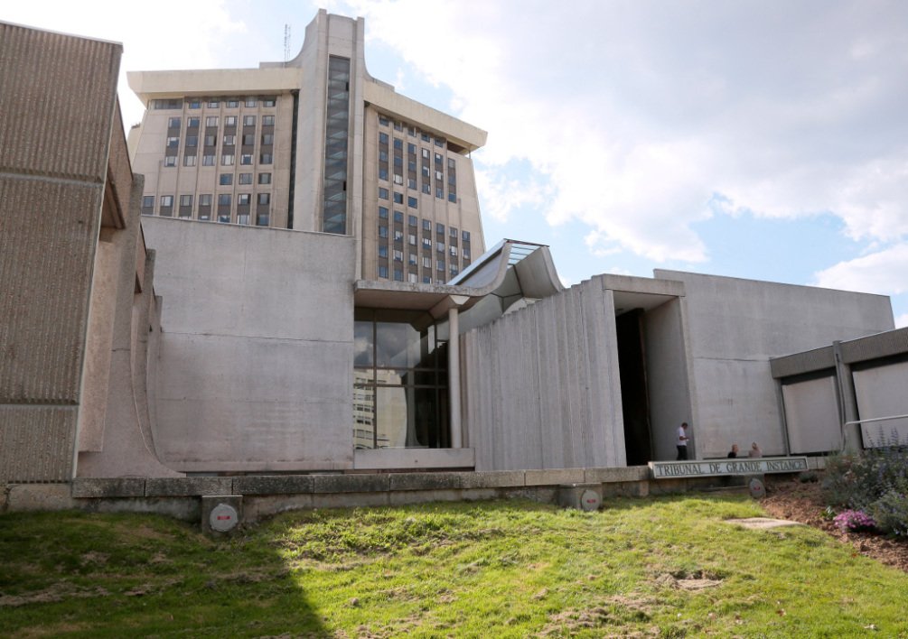 A Saint-Nazaire, il y a le bunker des U-Boote, il y aussi un tribunal judiciaire dont l'architecte a vaguement du copier (on notera les obstacles antichars) contre le seul bâtiment que les détenus trouvent plus moches que leur prison, le TJ de Créteil.