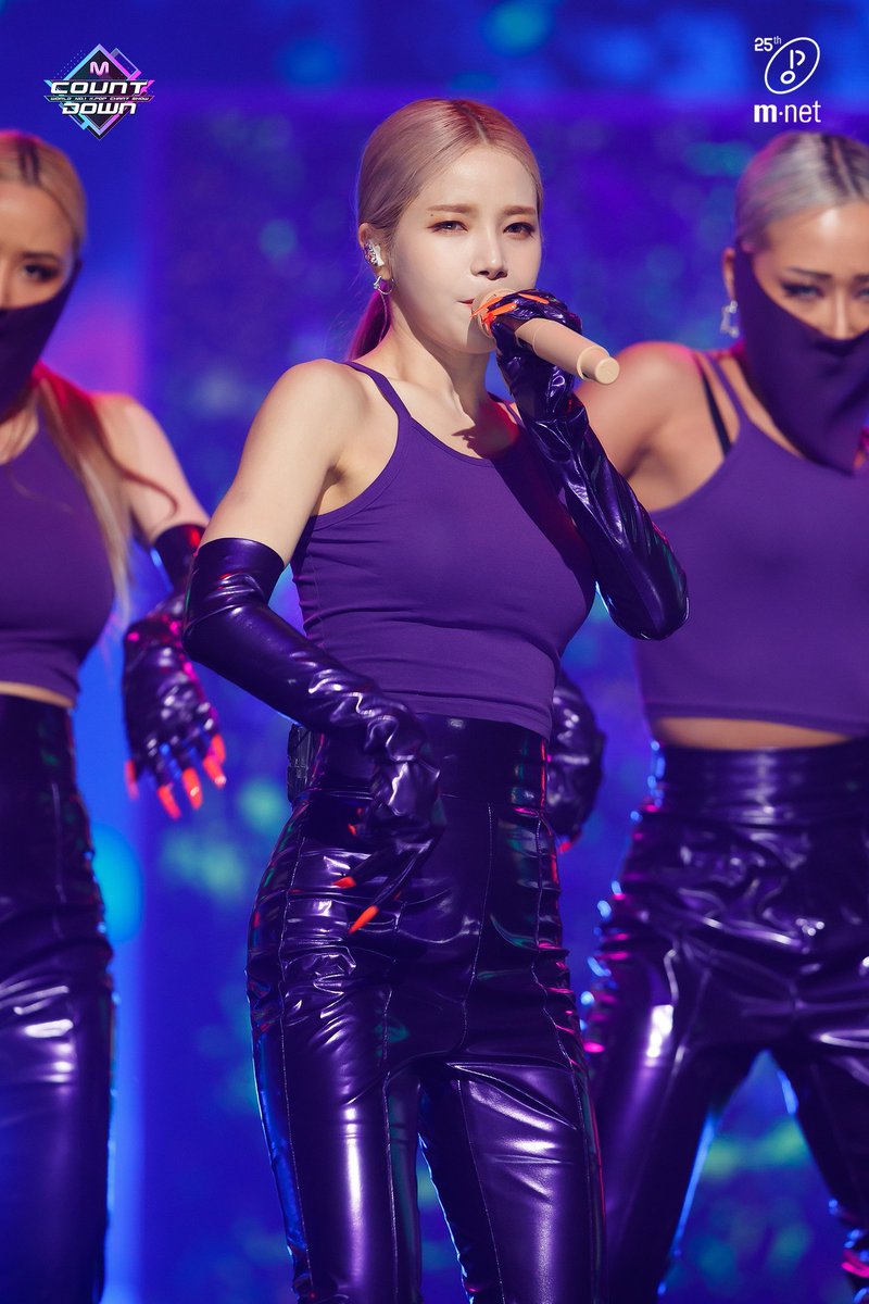 Lil  on her debut stage @RBW_MAMAMOO