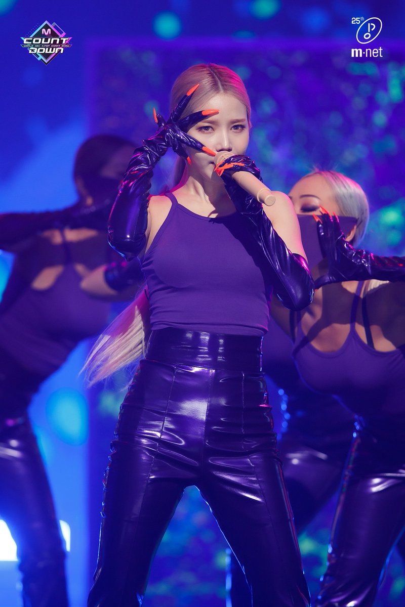 Lil  on her debut stage @RBW_MAMAMOO