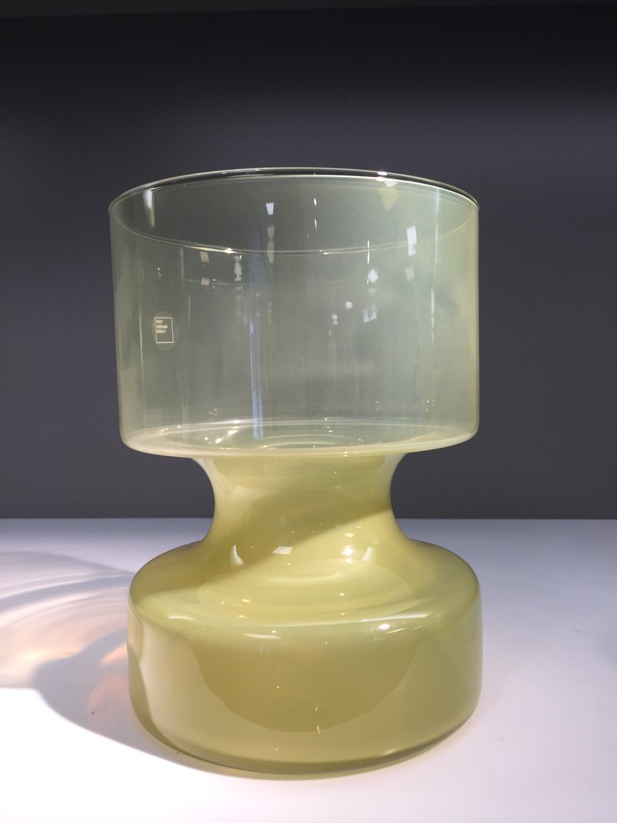 Eeuwig zonde: de enige Nederlandse kristal-glasblazerij Royal Leerdam Crystal sluit voor altijd de deuren. ☹️ Het bedrijf was sinds 1878 gevestigd in Leerdam en gaf beroemde ontwerpers als Van Der Marel en Andries Copier de ruimte om baanbrekend glaskunstwerk te maken. #ambacht