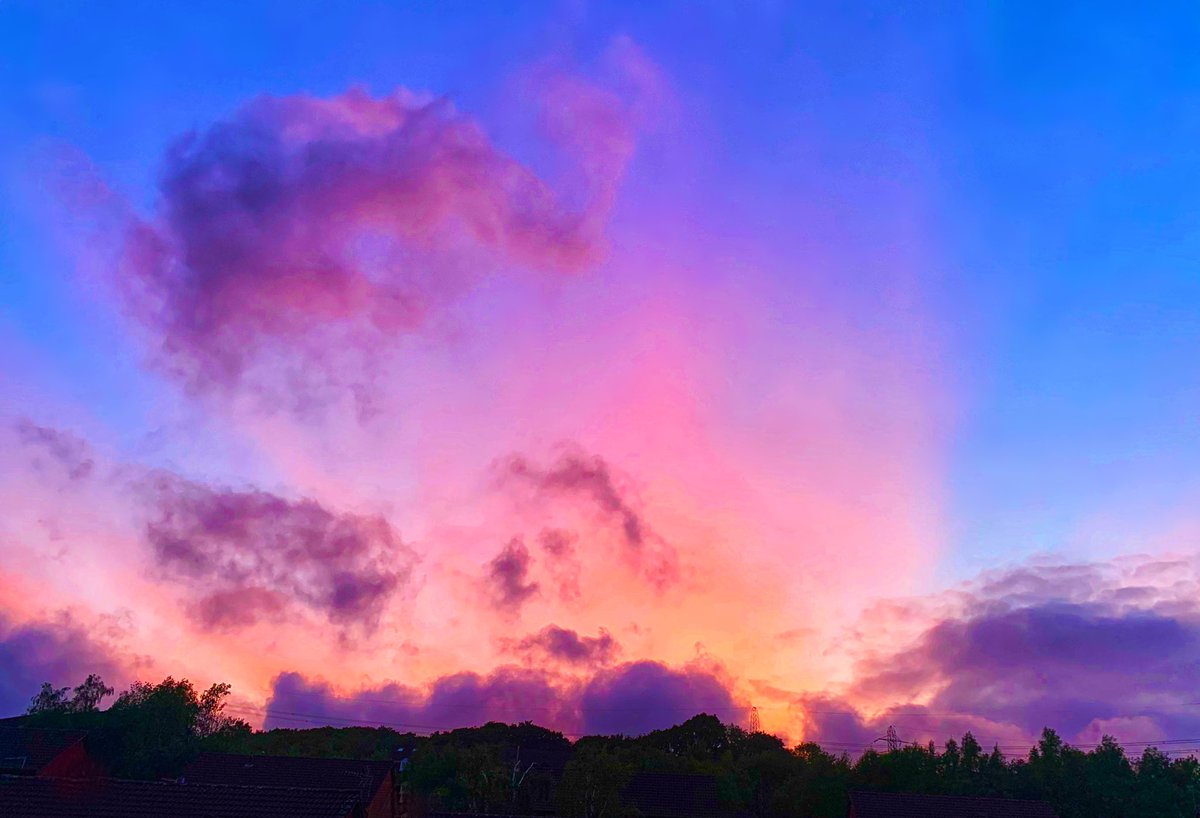 Pretty #pink #skies & #clouds this evening in #Pontypridd! #sunset #afterglow #loveukweather✔️ @metoffice @ThePhotoHour @StormHour @PicPublic @PicPoet @ItsYourWales @ruthwignall @kelseyredmore @ITVWales @ChrisPage90 @S4Ctywydd @CTywydd @DerekTheWeather @behnazakhgar @Sue_Charles