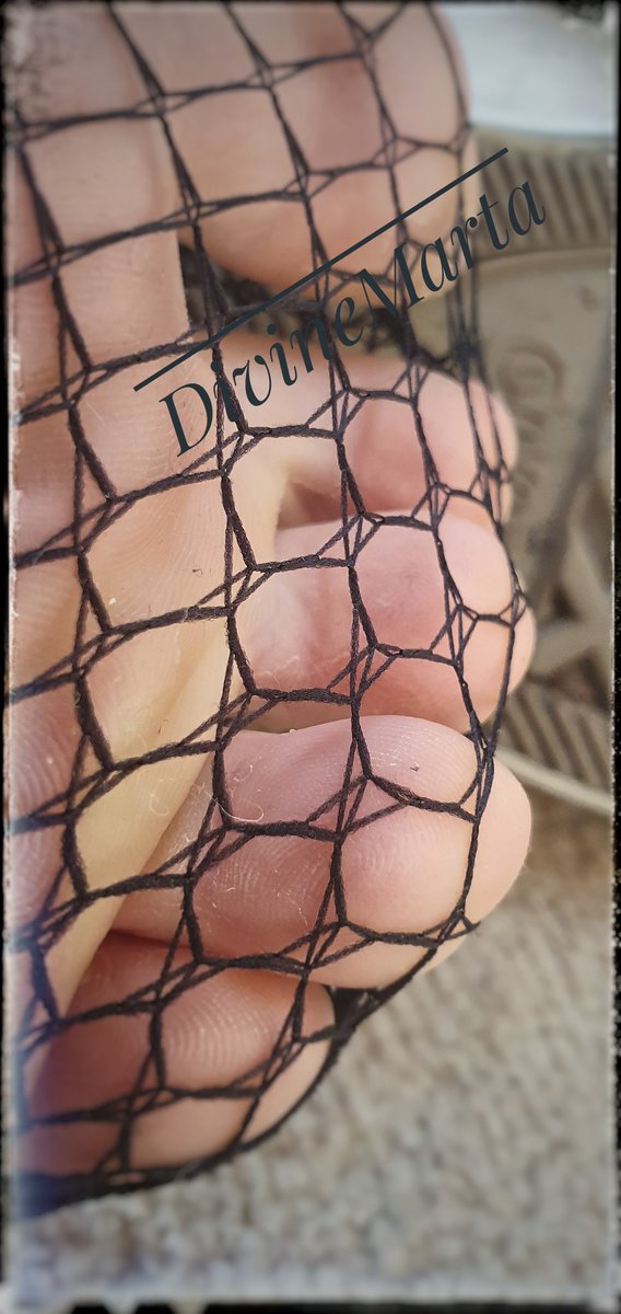 DivineMarta's tweet photo. Dobranoc kundle😈śnijcie o Pani 😈🥰

#converse #feet #findom https://t.co/tloPsWZrW1