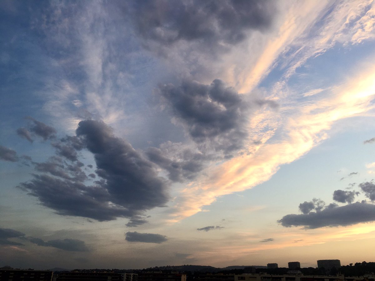 Mon ciel du soir, pour une soirée tout en douceur 💕💜
#Cagnes #sunset #sky