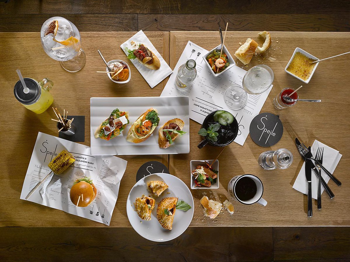 ŠPEJLE OTEVÍRÁ V PLNÉ PARÁDĚ
Po více než dvou měsících pro Vás otevíráme Špejli doplněnou o pár novinek. Máme uzavřené špejlové bary, více gin toniků a v pivovaru nám vaří náš ležák Špejle 11°. Ochutnejte naše polední menu v čase od 11 do 14. 
#polednimenu #lezakSpejle #GinTonic