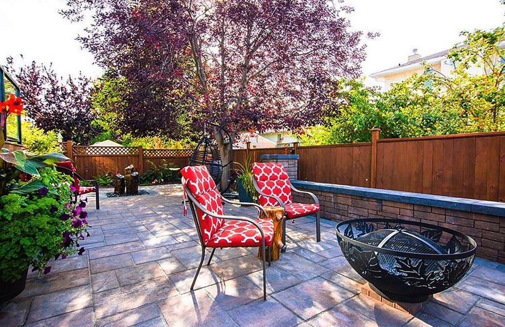 BACKYARD BEAUTY! 🤩 This beautiful shot was supplied by QC Paving Stone showcasing a patio install featuring <a href="/ExpocreteCDN/">Expocrete</a>’s Lafitt Grana slabs and Tandem Wall &amp; Columns in Rustic. The wall provides the character of natural stone 💪 while the Lafitt patio has a modern elegance.