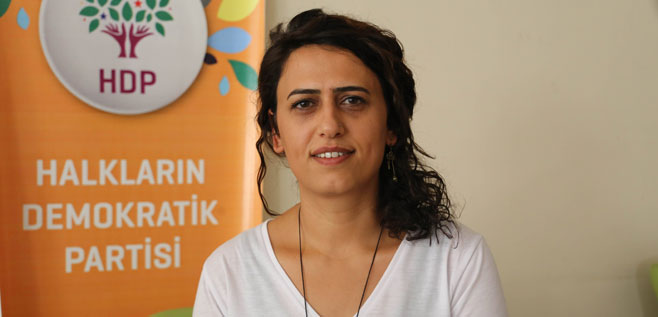MYK üyemiz ve Merkezi Örgütlenme Eş Sözcümüz Özlem Gündüz gözaltında. Nedeni, MYK genelgelerinin kendisine gelmesi, HDP genel merkezinden gelen SMS’ler. Siyaset yapan kadınları susturamayacaksınız!

#KadınlarOnurumuzdur