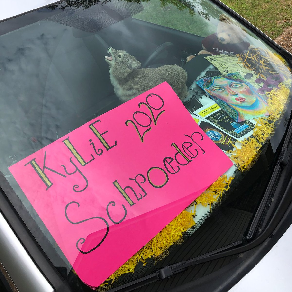 fdncred's tweet image. Drive through car windshield decoration for Kylie Schroeder's graduation at @LHSD_WOLVES @sonicdrivein #SONICGradSweepstakes