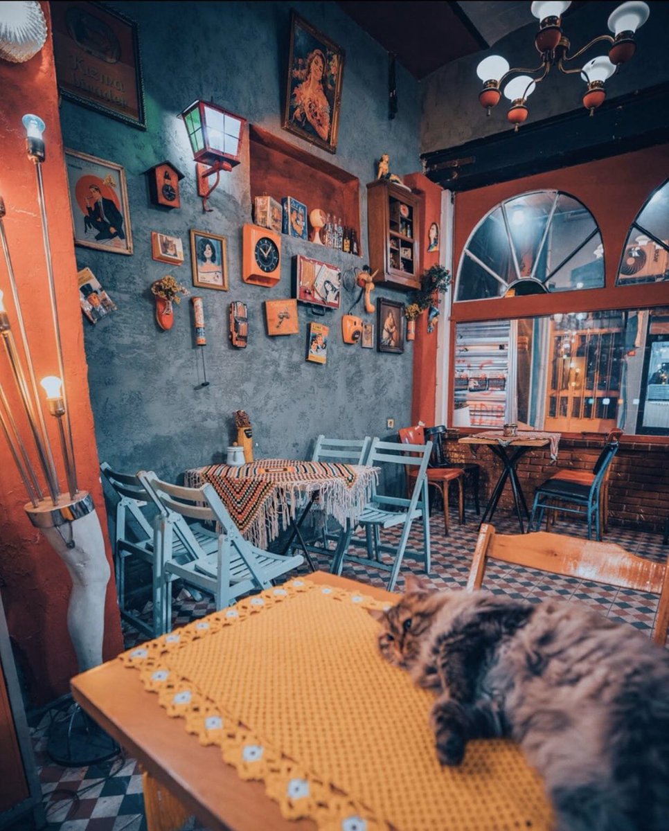 İstanbul, Balat’taki Naftalin Cafe’de kahve iç. ☕️