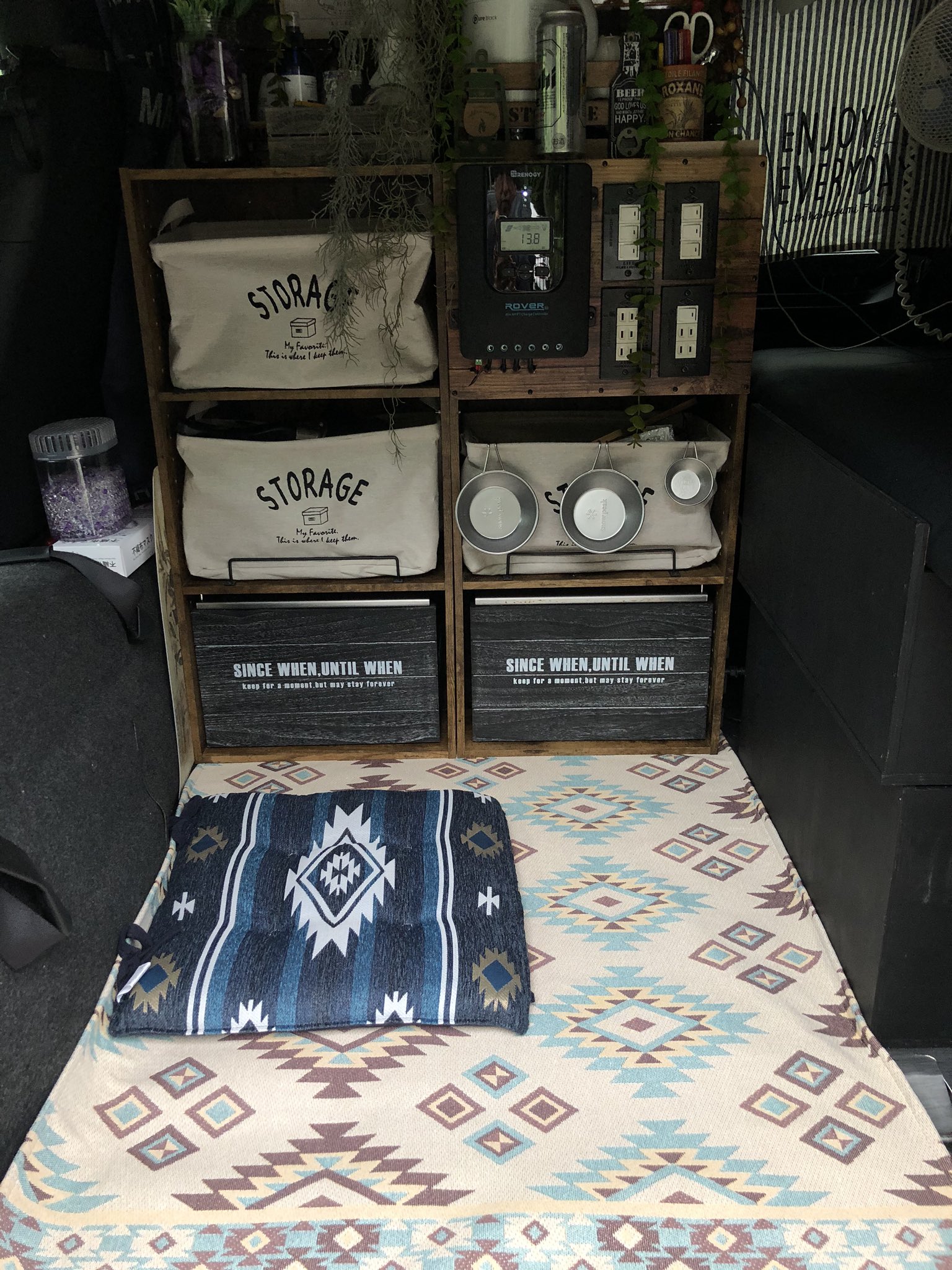 あさどん Twitterissa しまむらで良さげなマットとクッションを見つけたので買いました ちょっとは家っぽくなったかな バンライフ 車中泊 しまむら シマドルトン Nv350 キャラバン