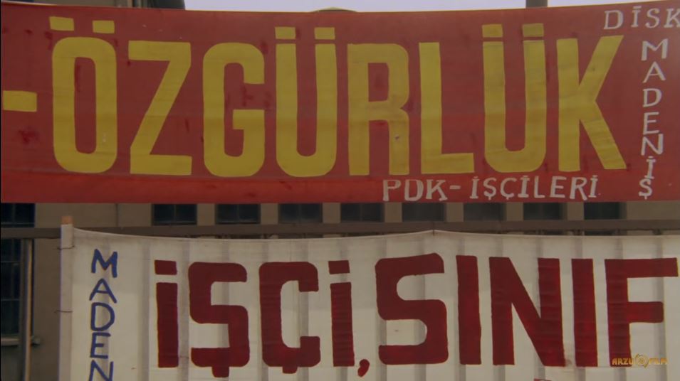 Feyzo'nun başlık parası taksitlerini denkleştirmek için gittiği İstanbul'da katıldığı grevden kadraja çok sayıda görüntü takılıyor.