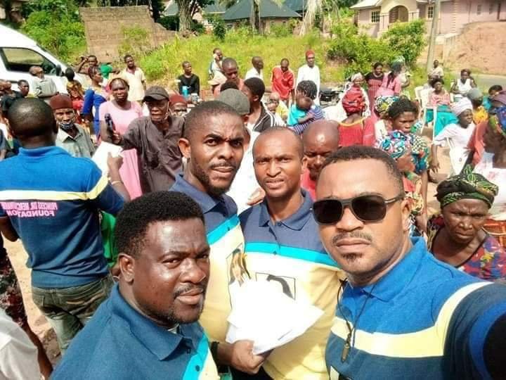 Heartie29184180's tweet photo. Her royal majesty Dr @DrMercyUwakwe touched the lives of so many in igbere, Abia state.
May the good Lord bless you abundantly.
Long live HER ROYAL MAJESTY @DrMercyUwakwe
Long live #mercy_wave.
all my love ❤️💕 https://t.co/qU1dxUOiyg