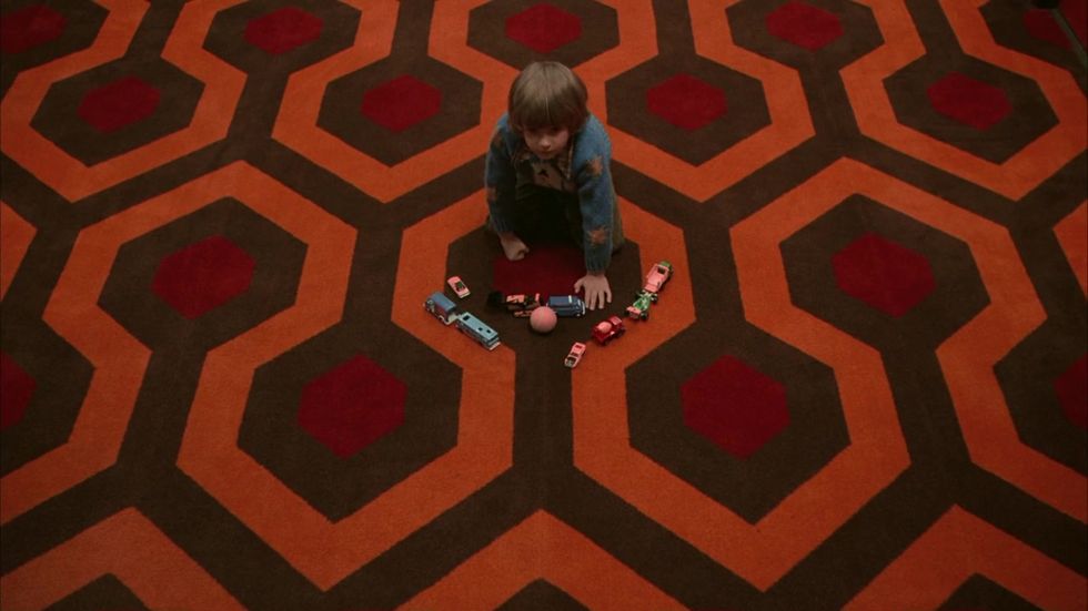 Pero además, no es descabellado afirmar que Berman pudo inspirar a Kubrick en las tomas del niño de THE SILENCE (1963) para plantear las escenas de Danny Torrance deambulando por los pasillos del hotel Overlook.