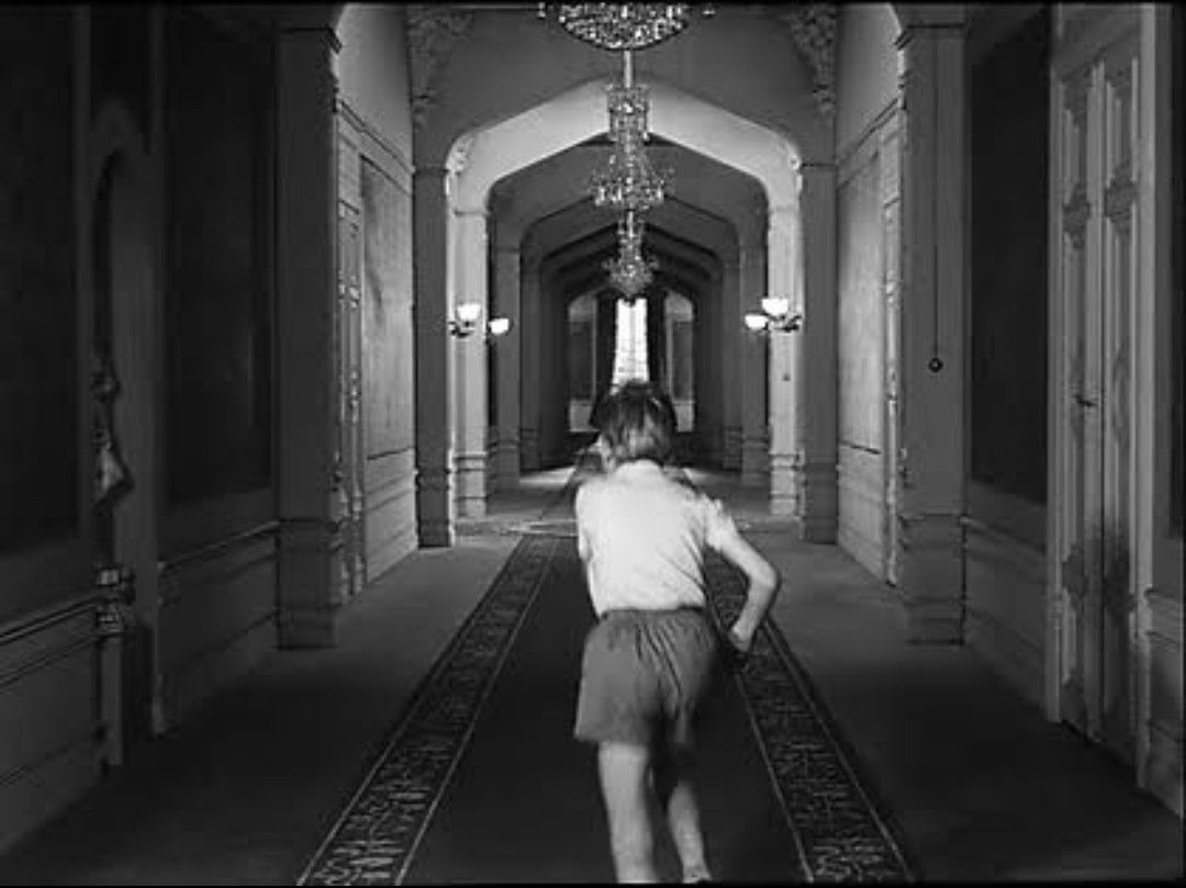 Pero además, no es descabellado afirmar que Berman pudo inspirar a Kubrick en las tomas del niño de THE SILENCE (1963) para plantear las escenas de Danny Torrance deambulando por los pasillos del hotel Overlook.