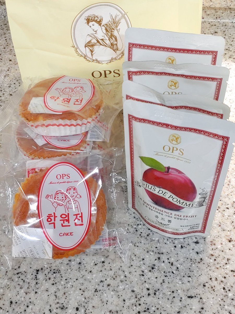 jimin1013eun's tweet photo. #옵스
#ops #opsbakery
#빵 #간식 #사과주스
#쥬드뽐🍎 #학원전 https://t.co/QbScJDD5t2