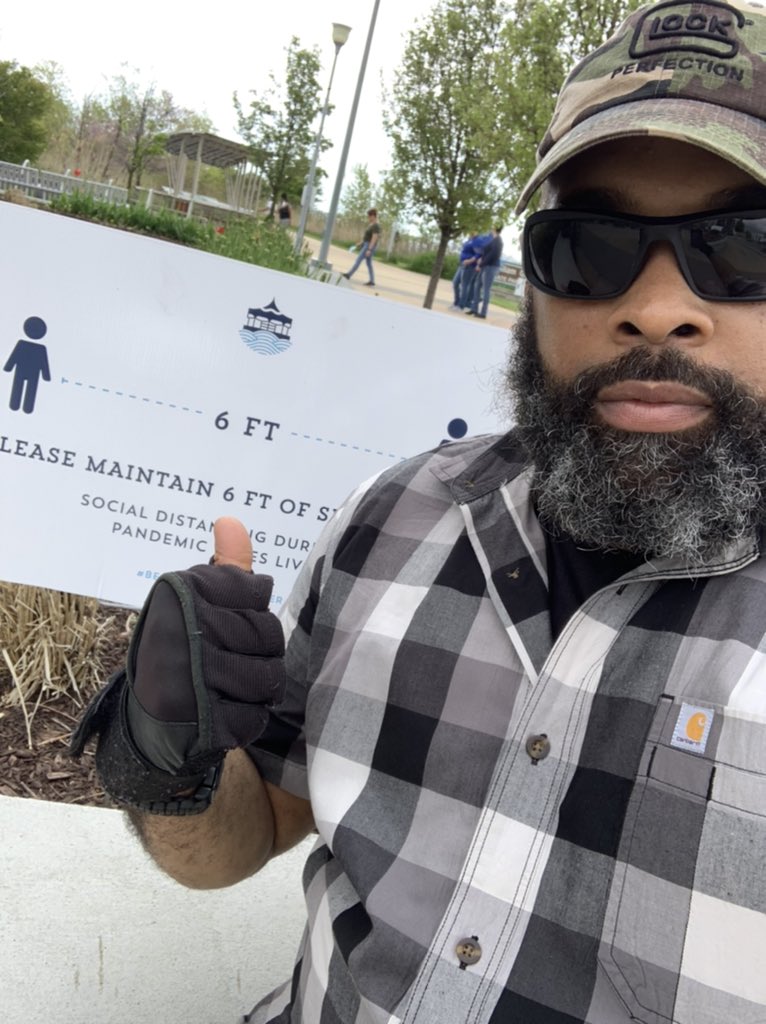 WowShane's tweet image. Today my wife @raeshelljoye and I went on a 28 mile bike riding excursion from our home to downtown #Detroit.  It was the longest ride of the season so far for us and it felt very gratifying upon its completion. Today was a good day! 🚲 💨 #RenCen #HartPlaza