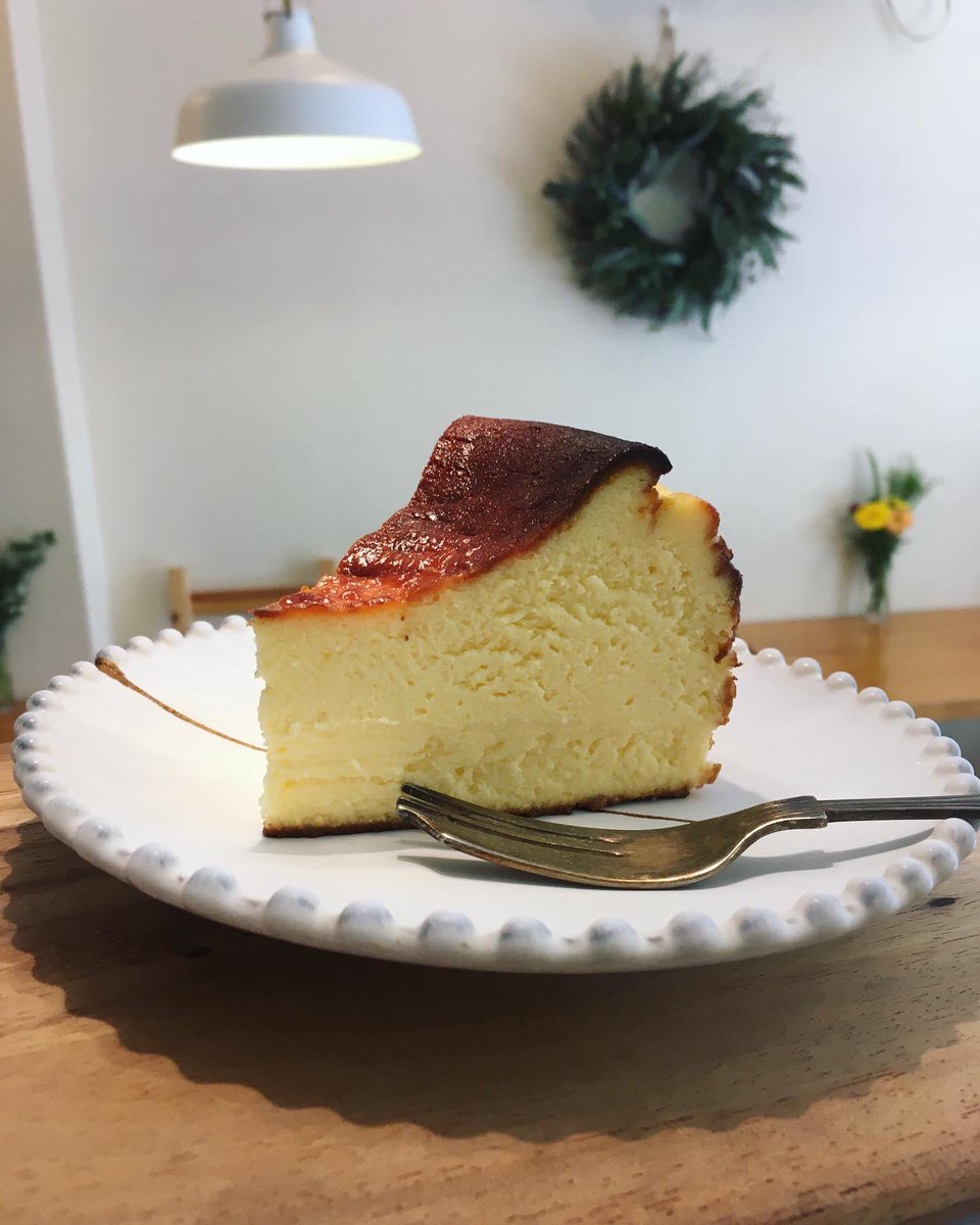Toranoko 自家焙煎珈琲 自家製ベイクドケーキ 四ツ谷 トラノコ今日の甘いものは バスク風チーズケーキ いちぢくとチョコレートのケーキ 4種のベリーマフィン たまごたっプリン です宜しくお願いします Tokyo 四谷 自家焙煎 Toranoko