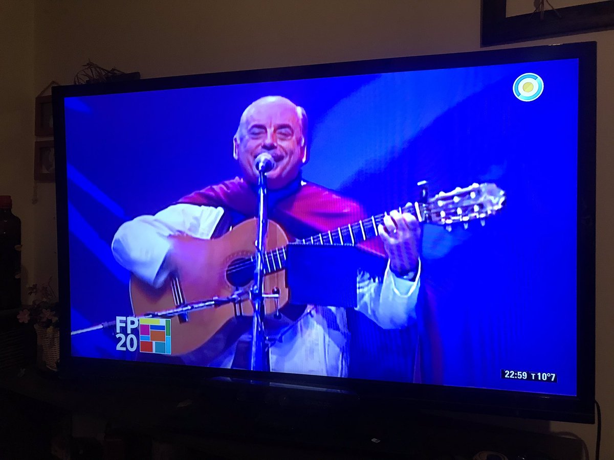 PaulinoHernandz's tweet photo. Estoy viendo un recital de Los Chalchaleros!!!! Si ya sé alguno pensará que estoy loco y no me entenderán pero quienes me conocen saben que este momento es especial. Sábado por la noche ver un recital de Los Chalchaleros es extremadamente espectacular!!! #loschalcha #pasion https://t.co/OKk69pMpO6