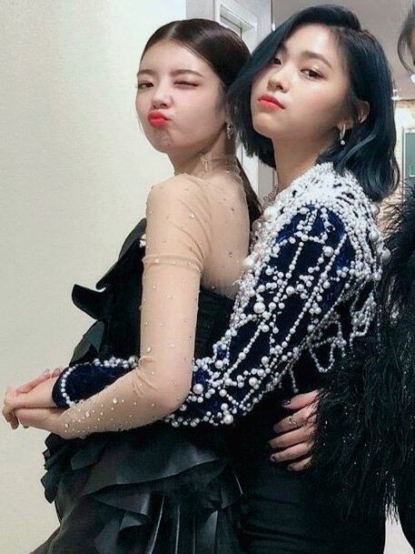 redmei69's tweet photo. Just Ryujin hugging Lia from behind 🥰🥰 #ryujin #lia #itzy #ryujisu #ryulia https://t.co/9ivoxmwaYp