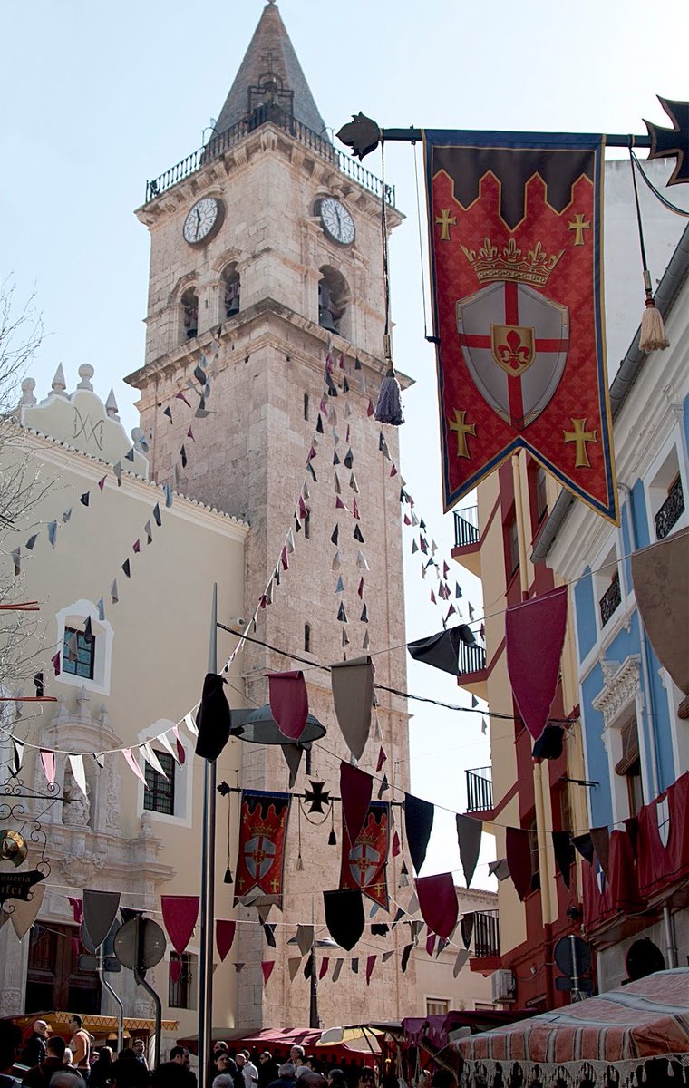 _HenryWC's tweet photo. —La fiesta se iba a realizar en un famoso castillo. Antes de llegar a él se encontraba una pequeña villa, dejaba ver la belleza y la esencia de la época. Allí podían encontrar lugares para tomarse fotos y algunos puestos de aperitivos— 
#HBDAYHENRY https://t.co/U320R8myuV