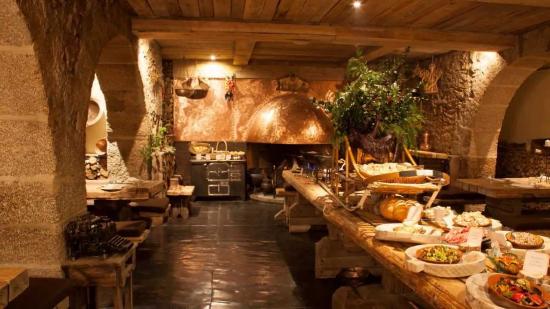 xChrisCerulli's tweet photo. —Dentro del famoso castillo a los invitados les esperaban mesas con la temática, un buffet y un bar para que comieran y bebiera a gusto— #HBDAYHENRY https://t.co/H8cCyDwzSE