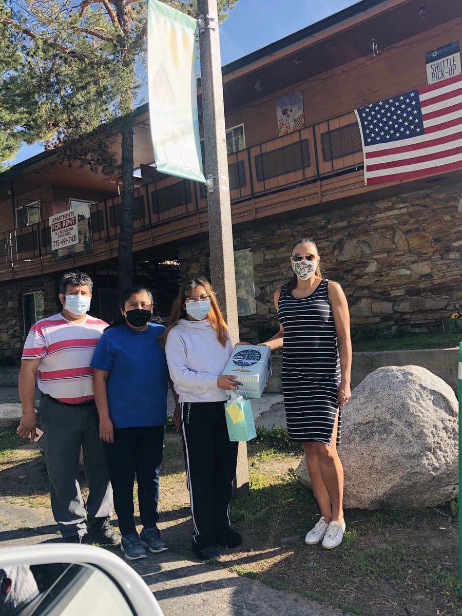 Adopt-a-Senior🎓 Remember, you are the one who can fill the world with sunshine!🌞 Me encanta esta nueva tradición de la comunidad #adoptaseniorlaketahoe