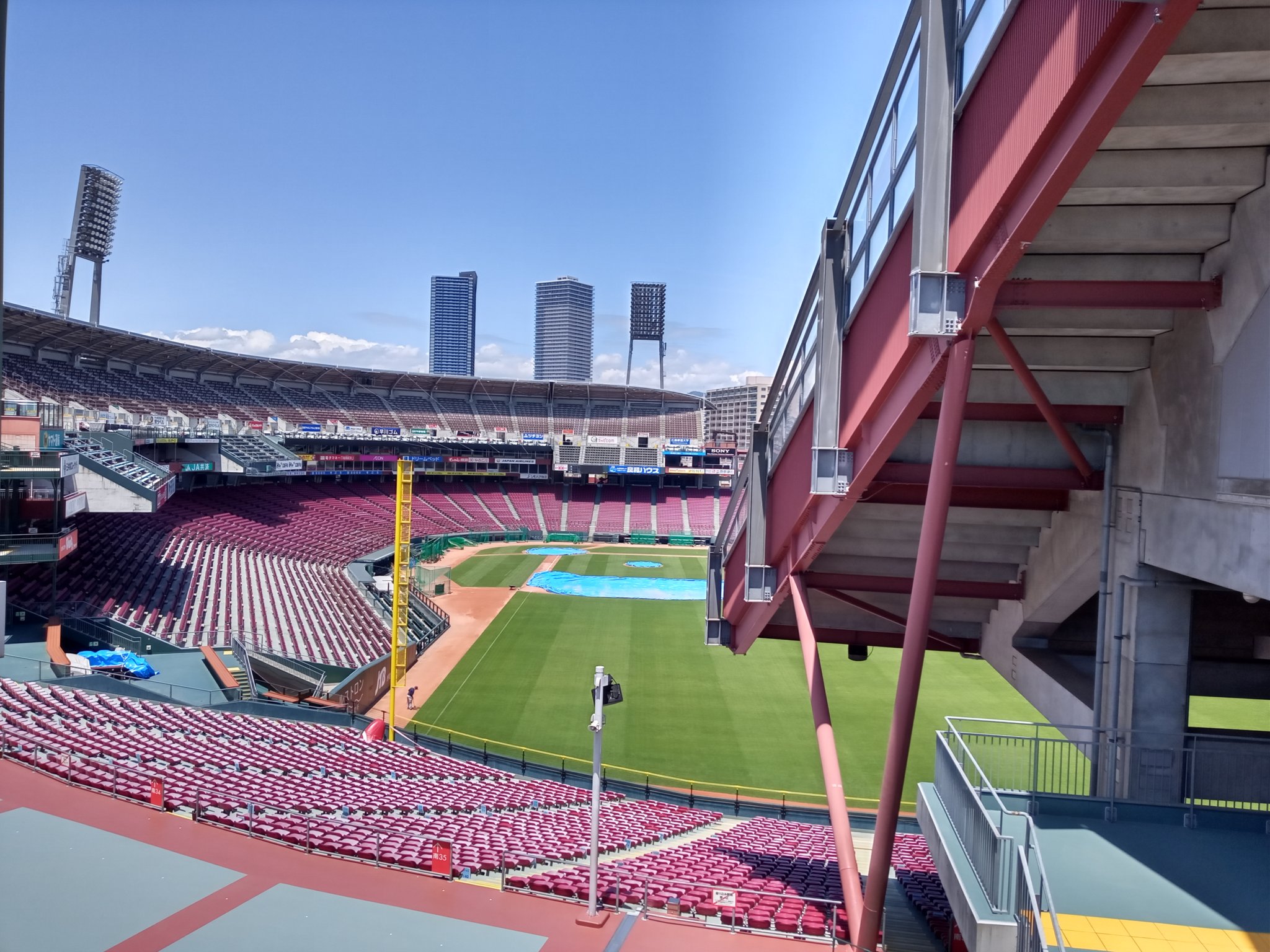 ガストノッチ コストコ よりホットドッグ食いながら マツダスタジアム を観賞中 今年は試合を観に行ってないからね T Co Tvicuclbur Twitter