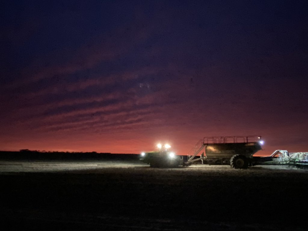 Azza21's tweet image. Red sky in the morning! 🤞 for some rain!