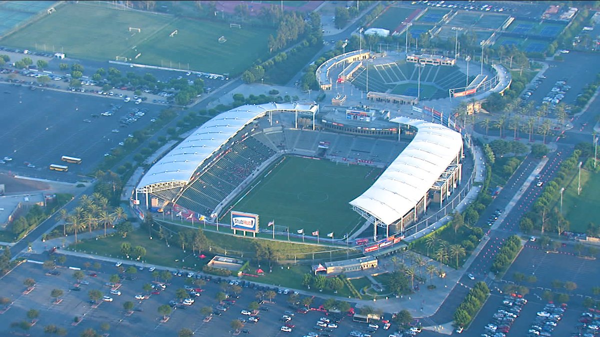 For that game, Keith Bleyer and  @RossSmith_20 were joined in the booth by our old friend Robbie Earle. Also, Fanendo Adi was to make his debut. I didn& #39;t want to overuse the blimp, but it was so cool! 5/