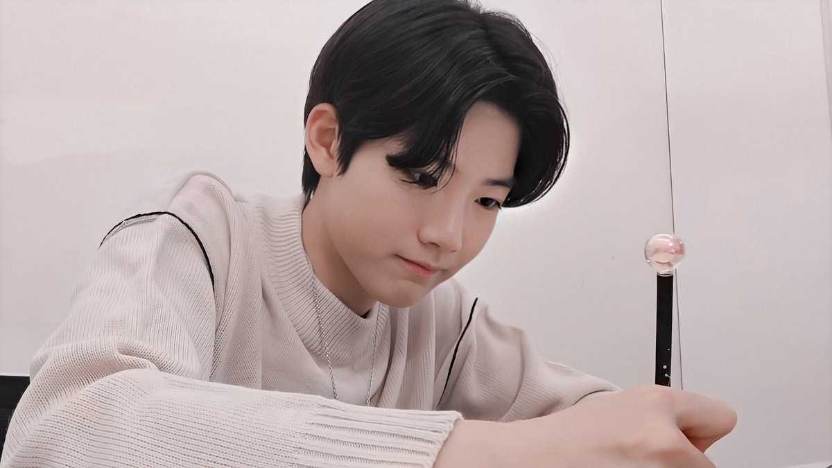 junkyu writes you notes every day because he thinks handwritten letters are way better than text messages