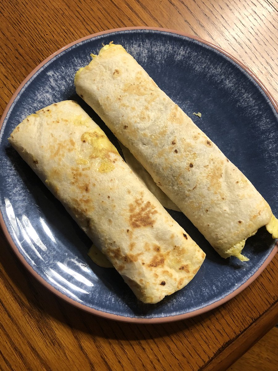 Since <a href="/MiaMBloom/">(((Mia Bloom)))🎗️🟦</a> is inspiring all of us to cook, I made these delicious egg tortilla wraps I learned from watching <a href="/BegumNadiya/">Nadiya Jamir Hussain</a> on Netflix 😍