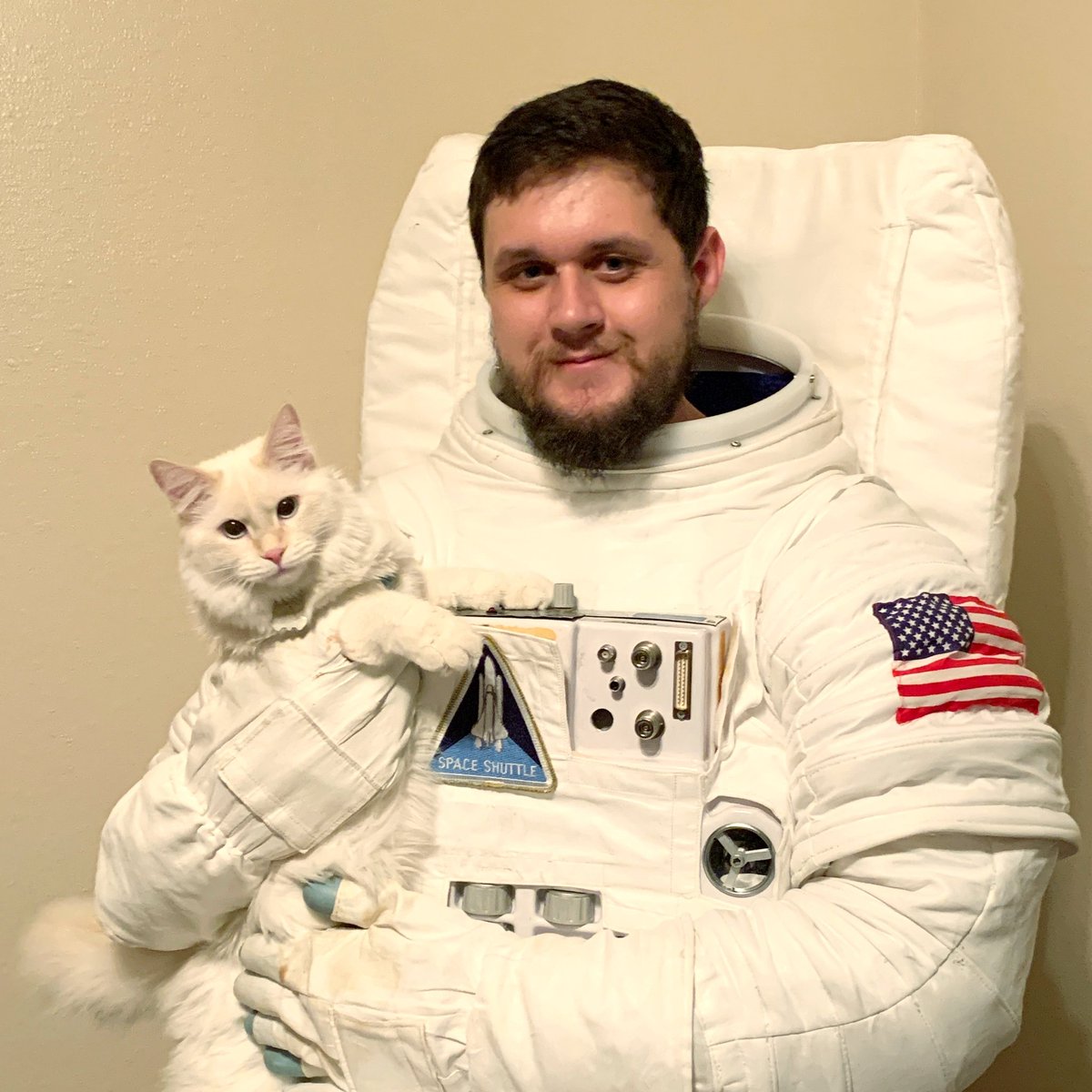 JamesAstronut's tweet photo. #NewProfilePic fake astronaut with Félicette a real Astrocat 😉 https://t.co/1FVGTbG2rO