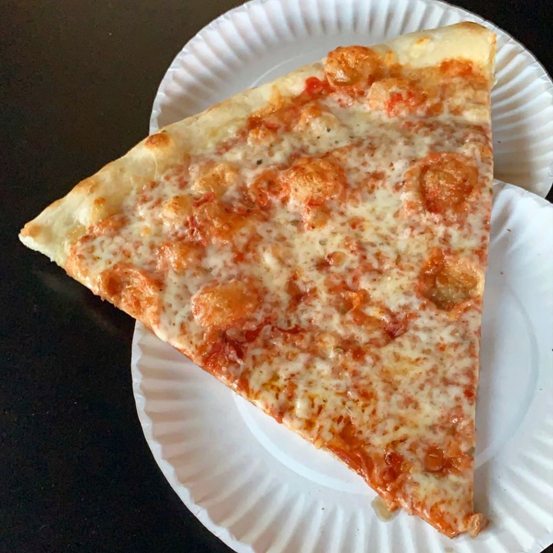 spinellistempe's tweet image. We here @spinellistempe find beauty in simplicity🍕.    ( 📷 @benskiii ) Stay safe and enjoy your Memorial Day weekend.   #Spinellis #pizzathugs #downtowntempe #pizzatime #food #pizzagraff #pizza #foodie #az #buylocal