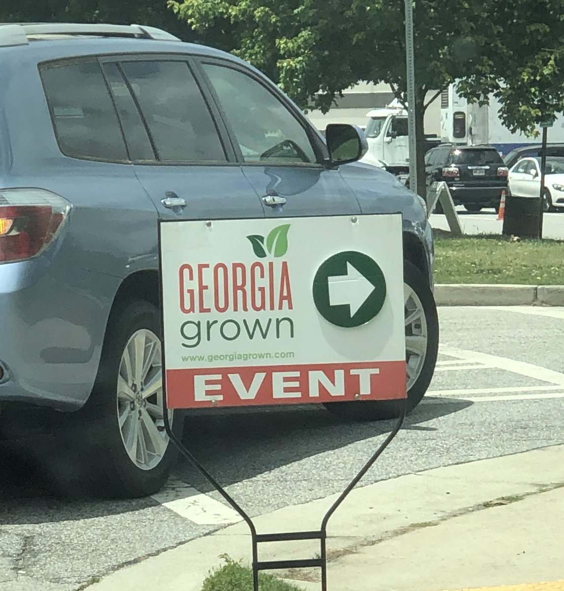 lyssareads's tweet photo. The boys were excited to grab fresh produce today from @GeorgiaGrown #Georgiagrowntogo 🌽🥒🥬🧅 #enoughtoshare https://t.co/gFoMudT5Ki