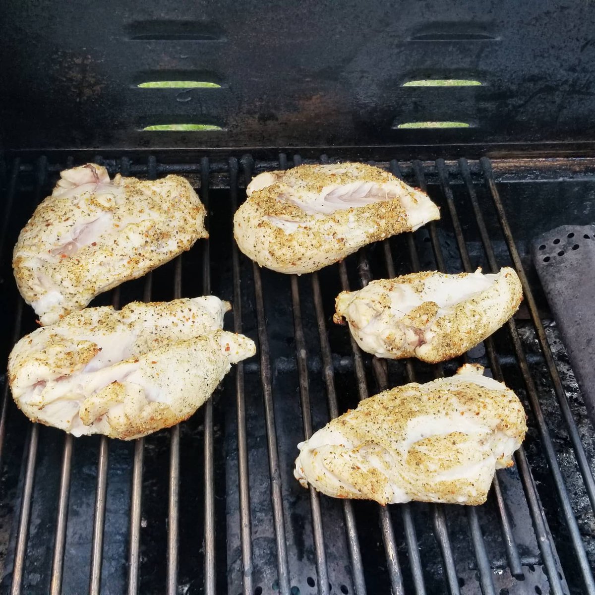 OnPointPMC's tweet image. Chicken on the grill and the @lees_cut koozie on the beverage!
#grill #saturday #memorialweekend 
#contractor #contractorlife #rest #familytime