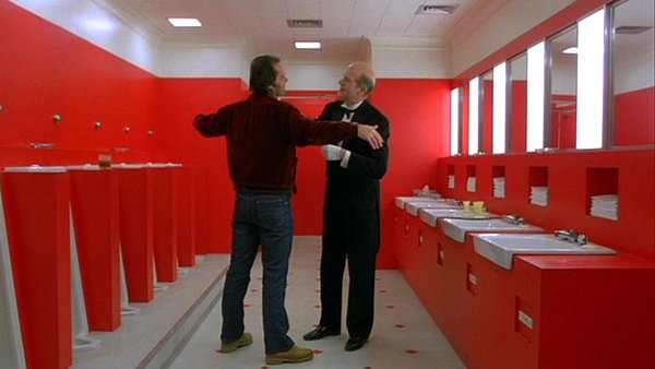 El control obsesivo de Kubrick asegura que cada detalle del film tiene un sentido y en el que nada está puesto al azar. Por ejemplo, el color rojo es un augurio terrible e indica peligro. Por ejemplo, el cuarto de baño rojo es donde Jack Torrance decide que va a matar a su hijo.