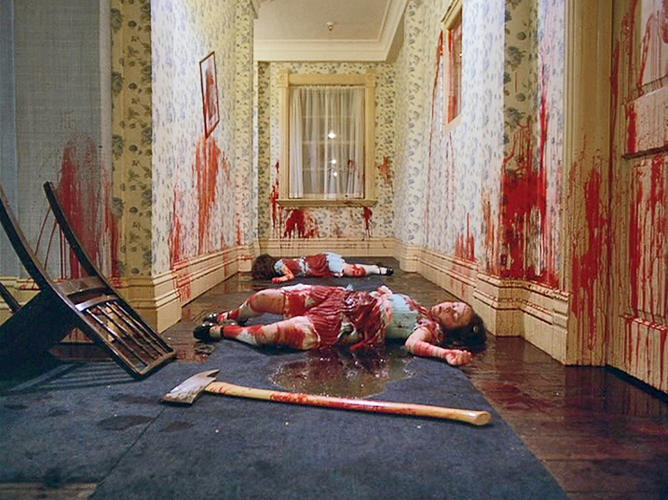 El control obsesivo de Kubrick asegura que cada detalle del film tiene un sentido y en el que nada está puesto al azar. Por ejemplo, el color rojo es un augurio terrible e indica peligro. Por ejemplo, el cuarto de baño rojo es donde Jack Torrance decide que va a matar a su hijo.