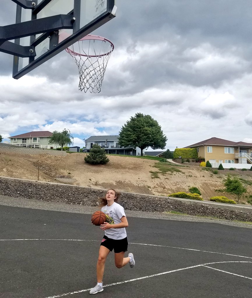 GirlBantams's tweet photo. Jacey Hernandez, Clarkston 2021, 3.85 GPA, 5'7 shooting guard. Getting her Saturday morning quarantine workout in. https://t.co/g0ud8tSR2b