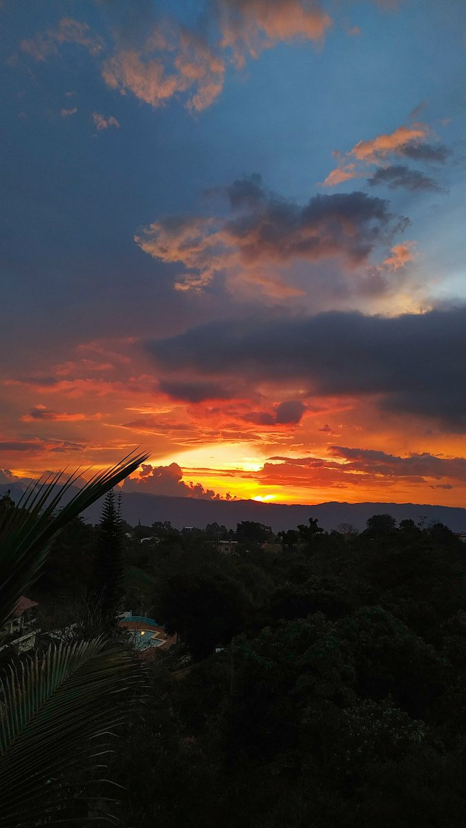Madestudios4's tweet photo. Después de la lluvia... Majestuoso atardecer en @Bucaramanga @AmoBucaramanga #Santander #Colombia 📸✌🏻#EnCasa https://t.co/rPoEZnASBW